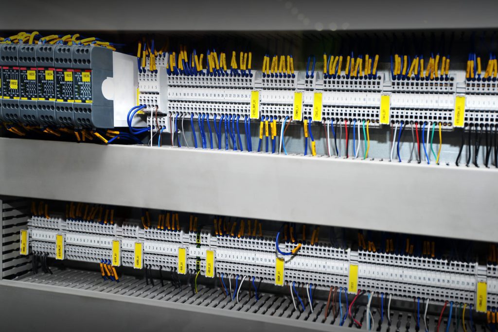 Uzinați cu noi viitorul automatizărilor! Expertiza noastră în uzinarea tablourilor oferă soluții personalizate și tehnologie de vârf pentru controlul eficient al energiei în mediile industriale. Descoperiți precizia și calitatea în fabricarea tablourilor electrice!