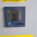 Centrală de măsură instalată pe ușa unui tablou de stație de pompare, utilizată pentru monitorizarea și controlul parametrilor operaționali în sistemele de pompare