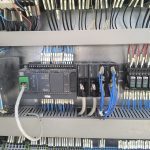 PLC conectat la rețeaua Ethernet, ilustrând integrarea și comunicarea eficientă între sistemele de automatizare industrială pentru un control precis și monitorizare în timp real