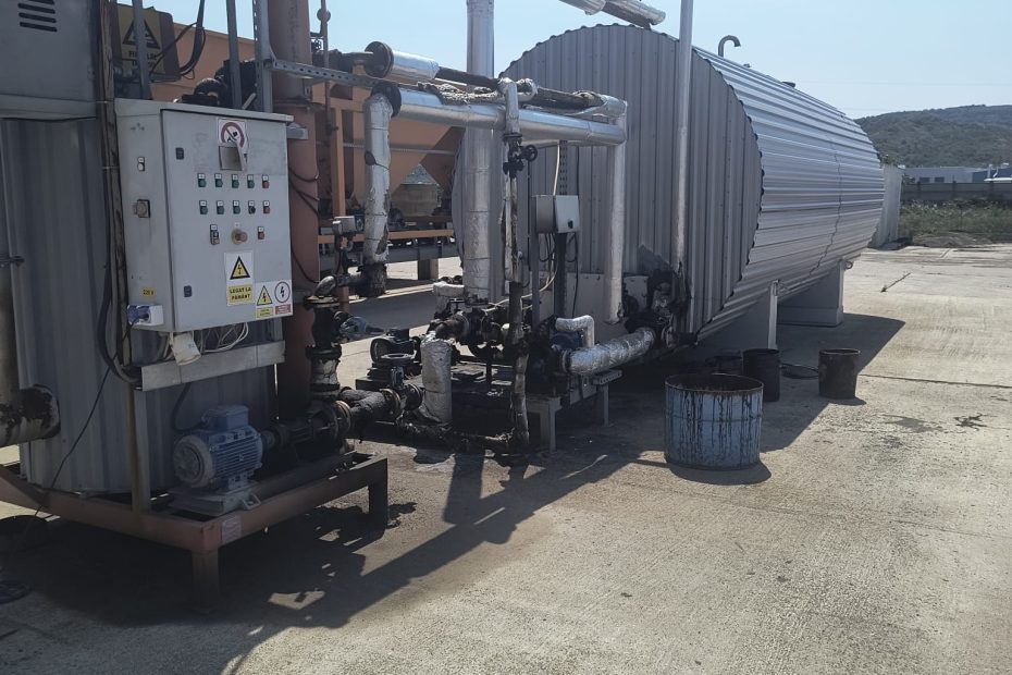 oferă o vedere de ansamblu a unei centrale de încălzire a bitumului, evidențiind complexitatea și eficiența sistemului. Proiectată pentru a asigura un control optim al proceselor de încălzire și gestionare a bitumului, centrala este echipată cu tehnologie avansată, inclusiv software personalizat și un tablou electric dedicat, pentru a garanta o funcționare fiabilă și o producție de înaltă calitate a mixturilor asfaltice