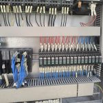 Această imagine prezintă tabloul de automatizări al unei stații de bitum, echipat cu relee și PLC-uri (Programmable Logic Controllers). Acest tablou reprezintă inima sistemului de automatizare, asigurând controlul și coordonarea precisă a tuturor proceselor din stație. Releele și PLC-urile permit o gestionare eficientă și flexibilă a operațiunilor, de la încălzirea bitumului până la integrarea acestuia în circuitul de producție. Soluția implementată garantează o operare sigură și continuă, optimizând performanța și fiabilitatea întregului sistem