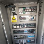 Imagine a tabloului electric al unei stații de betoane, evidențiind componentele de control și protecție, precum disjunctoare, relee și PLC-uri, care asigură funcționarea eficientă și sigură a echipamentelor din stație